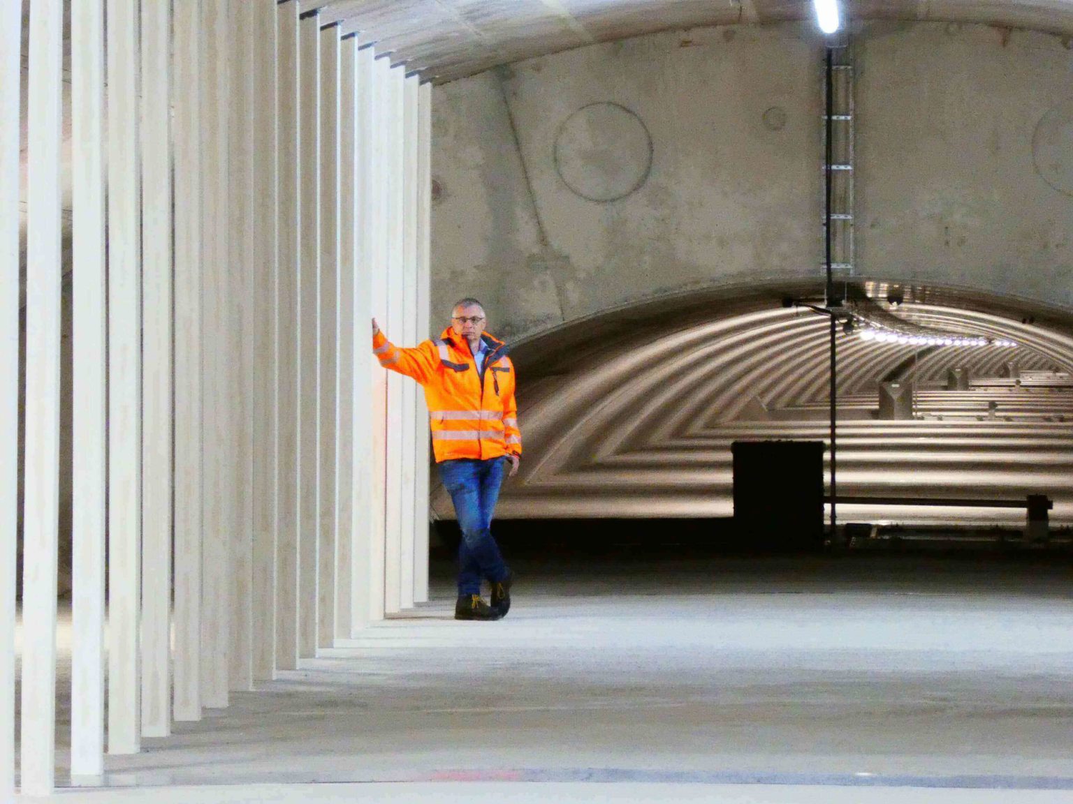 Axel Bassler in Warnweste vor Tunnel